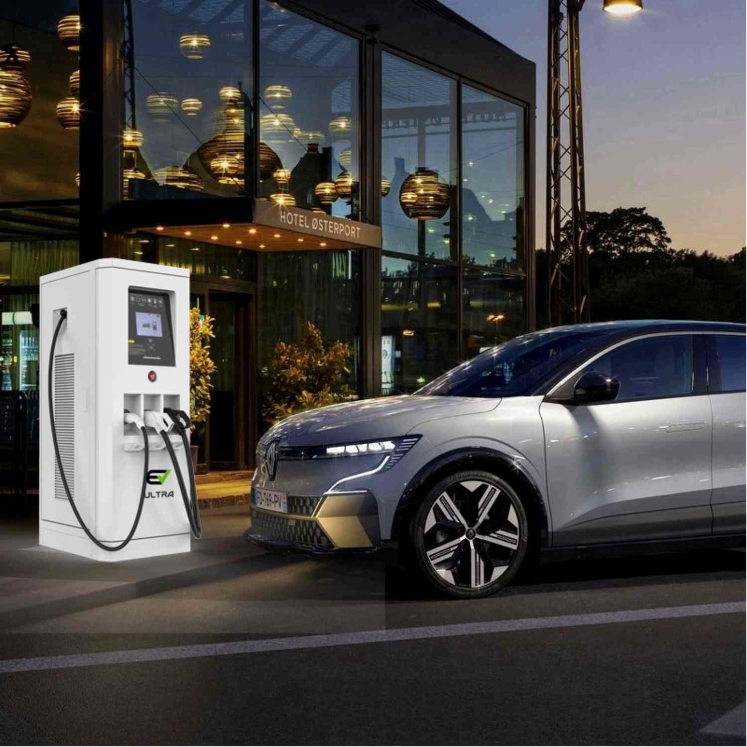 Vehículo eléctrico cargando en un POL 600 ULTRA de Evus Energy